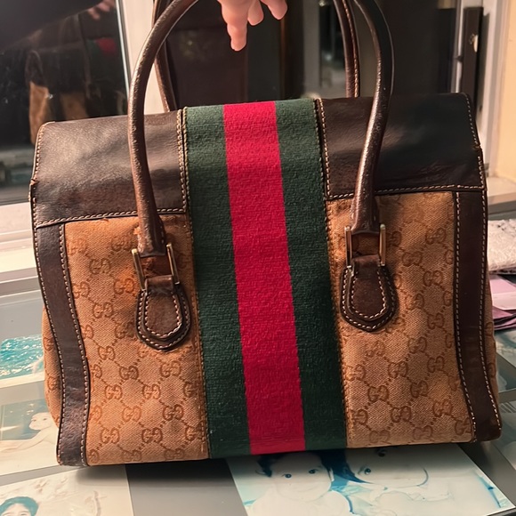 Medium size GUCCI handbag, featuring red and green theme and embroidered GG logo - Picture 5 of 5